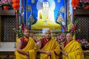 Jamgon Kongtrul, Karmapa, and Gyaltsab Rinpoche in front of the famous statue of Shakyamuni Buddha in the Mahabodhi Temple.