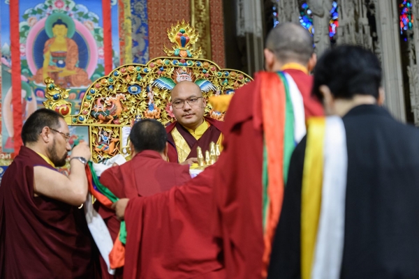 Karmapa receives offerings